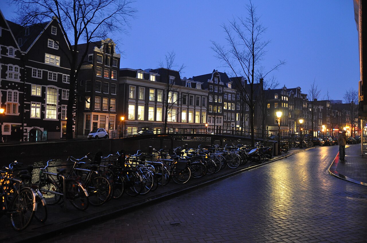 L'Oudezijds Voorburgwal à l'heure bleue, au cœur du quartier rouge