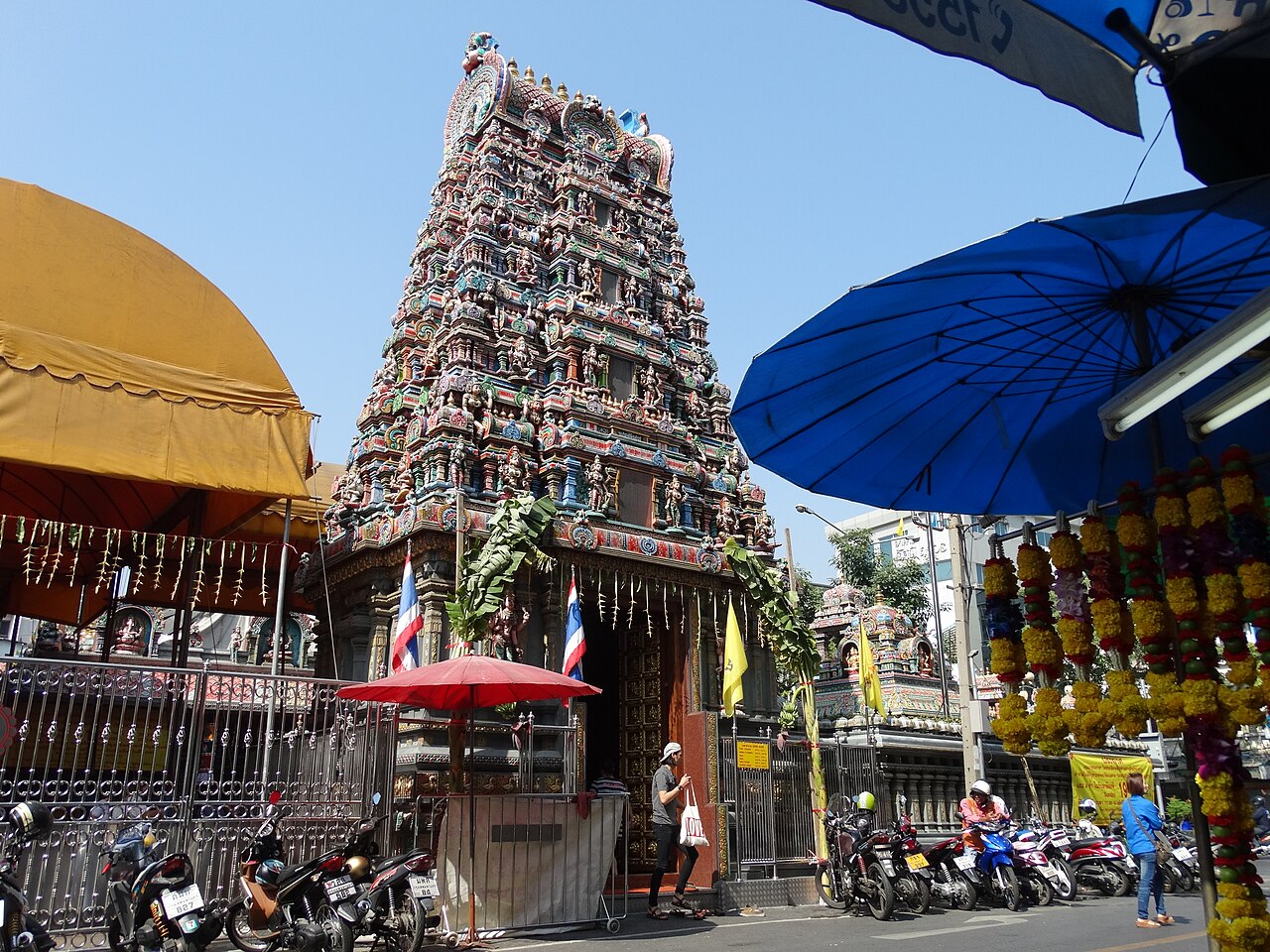La tour d'entrée du temple Sri Maha Mariamman, sur Silom Road