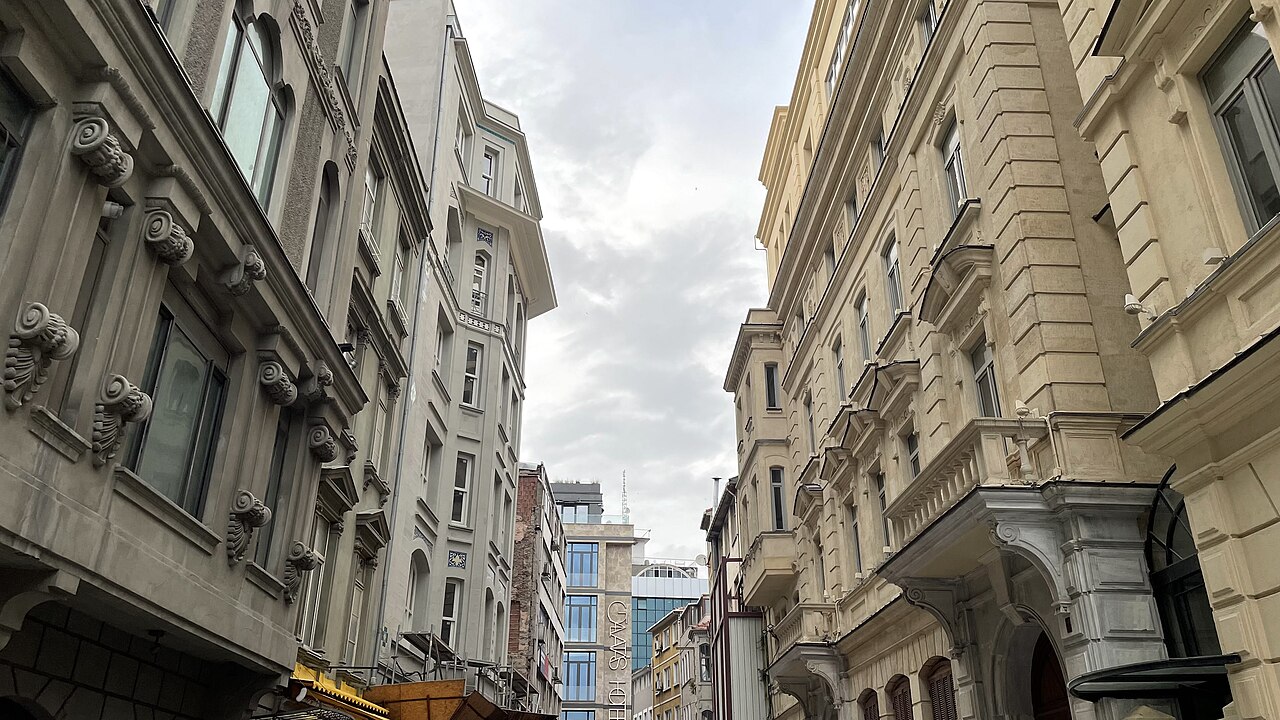 Une rue de Karaköy bordée d'immeubles du XIXe siècle