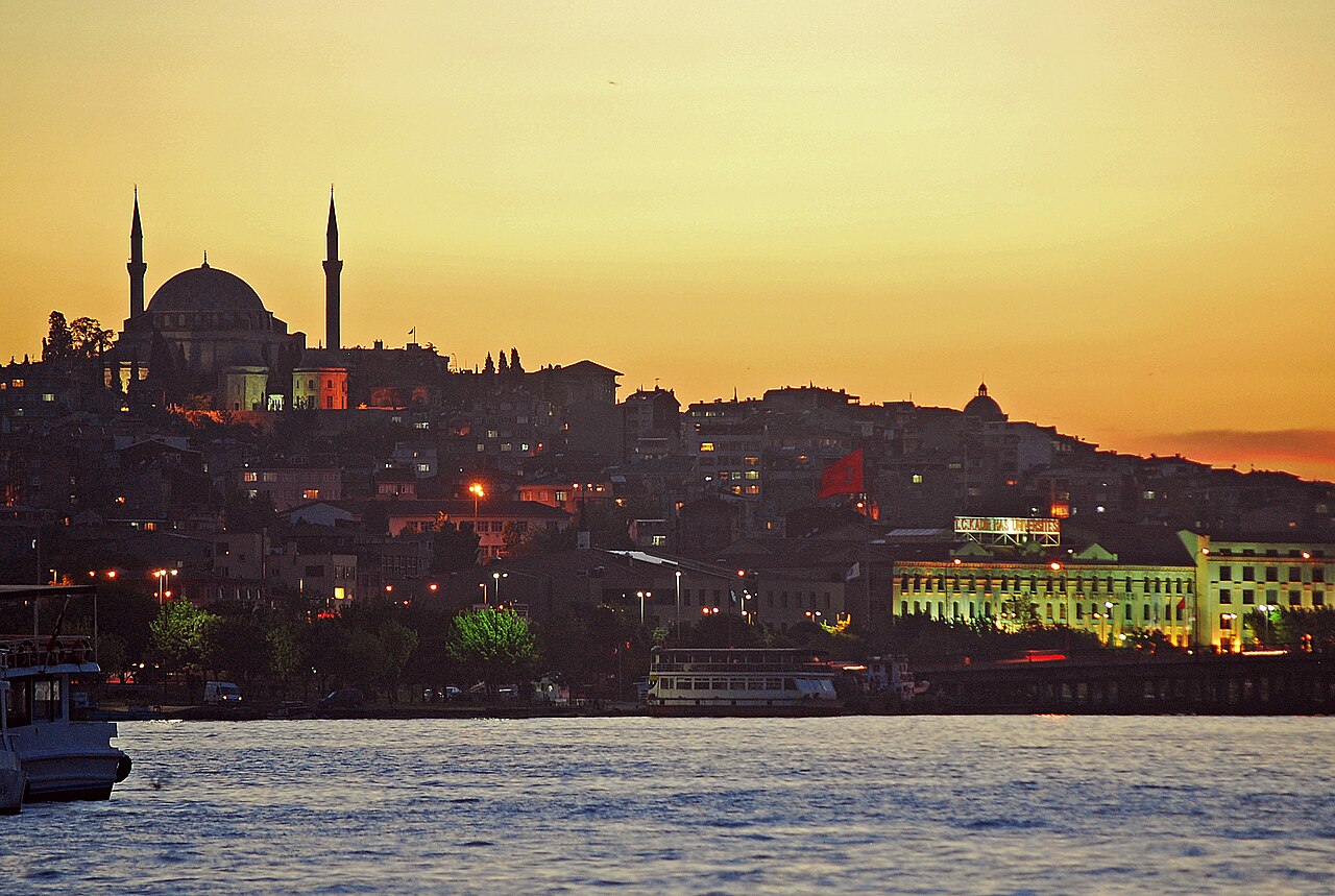 Le coucher du soleil sur la vieille ville vu du pont de Galata