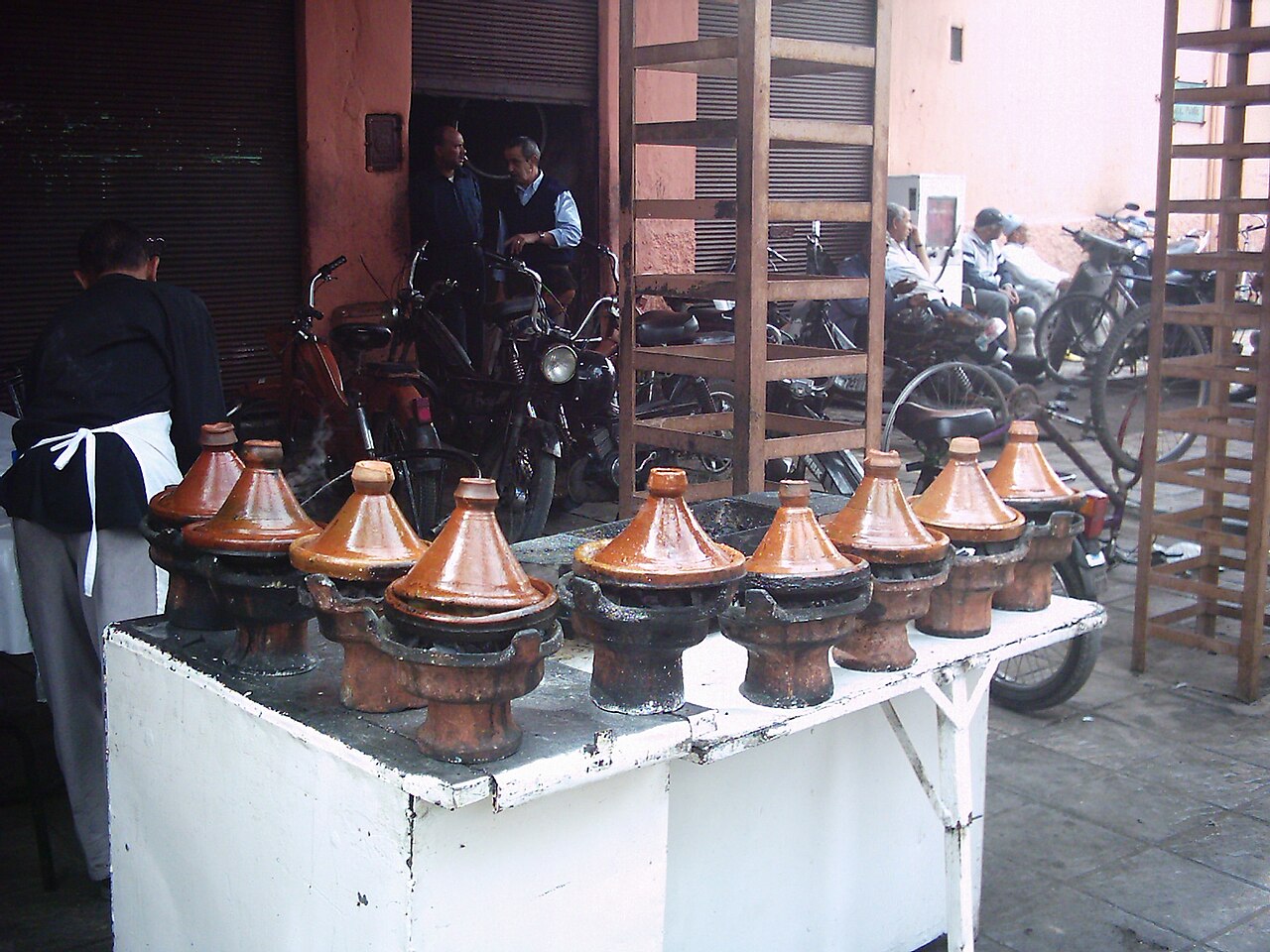 Tajines en terre cuite sur un étal de rue à Marrakech