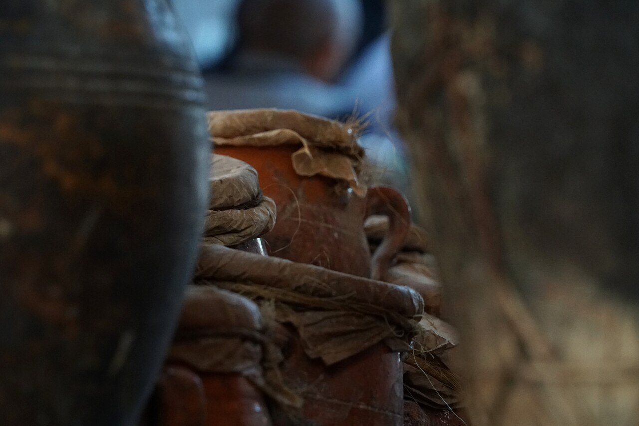 Jarres de tanjia fermées par du papier, prêtes à cuire