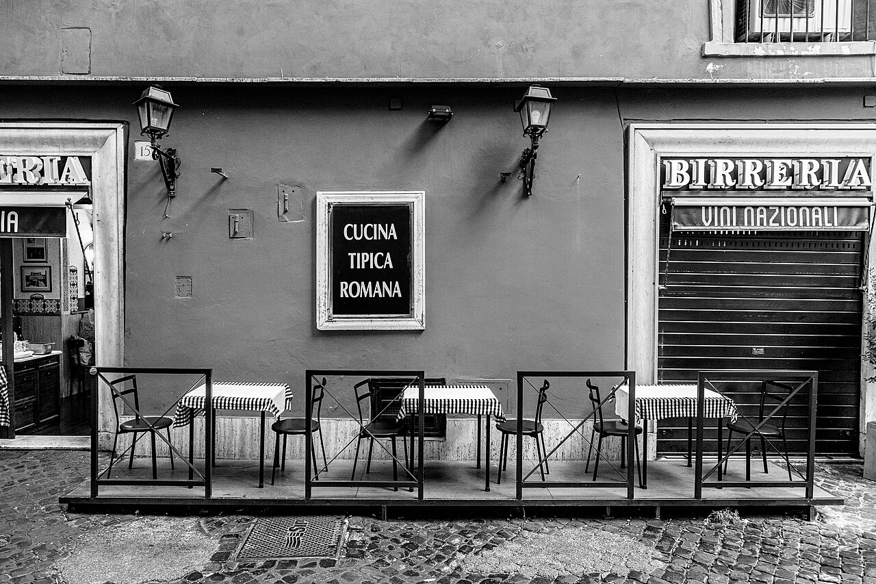Tables d'une trattoria de cuisine romaine
