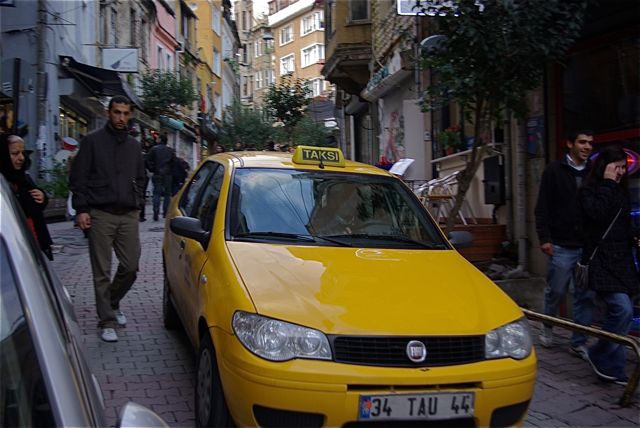 Taxi jaune dans une rue d'Istanbul