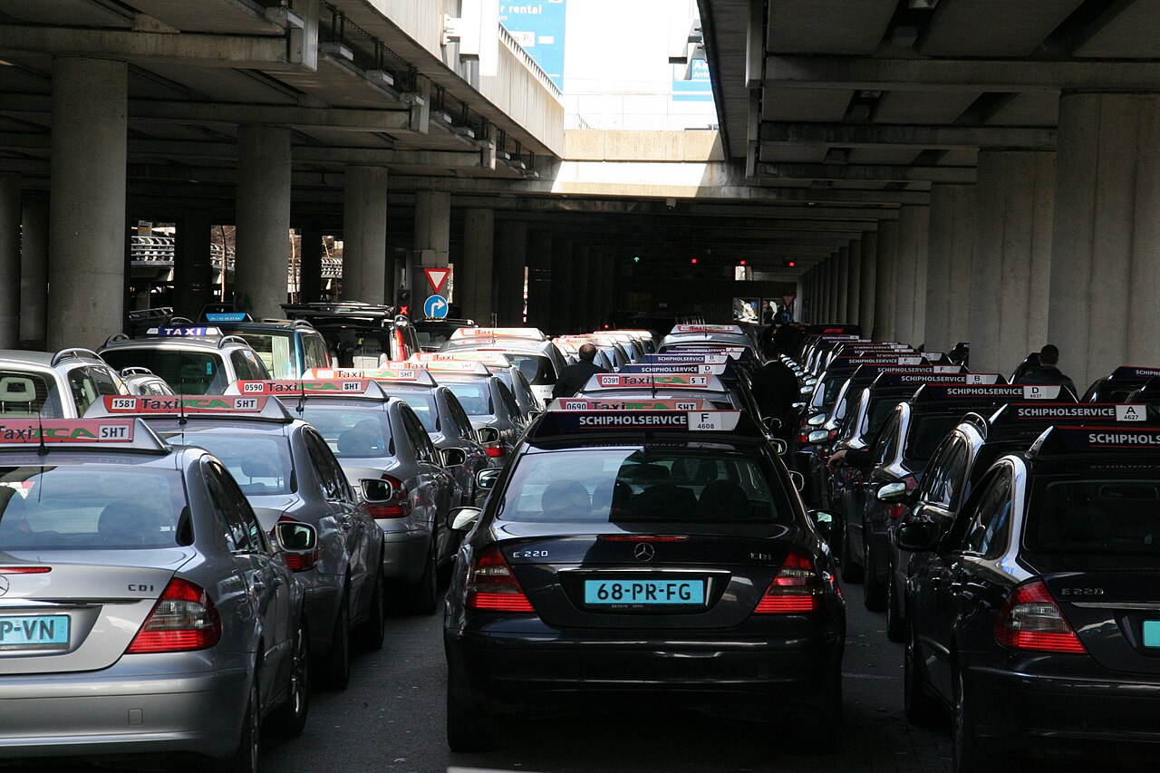 File de taxis officiels à l'aéroport de Schiphol