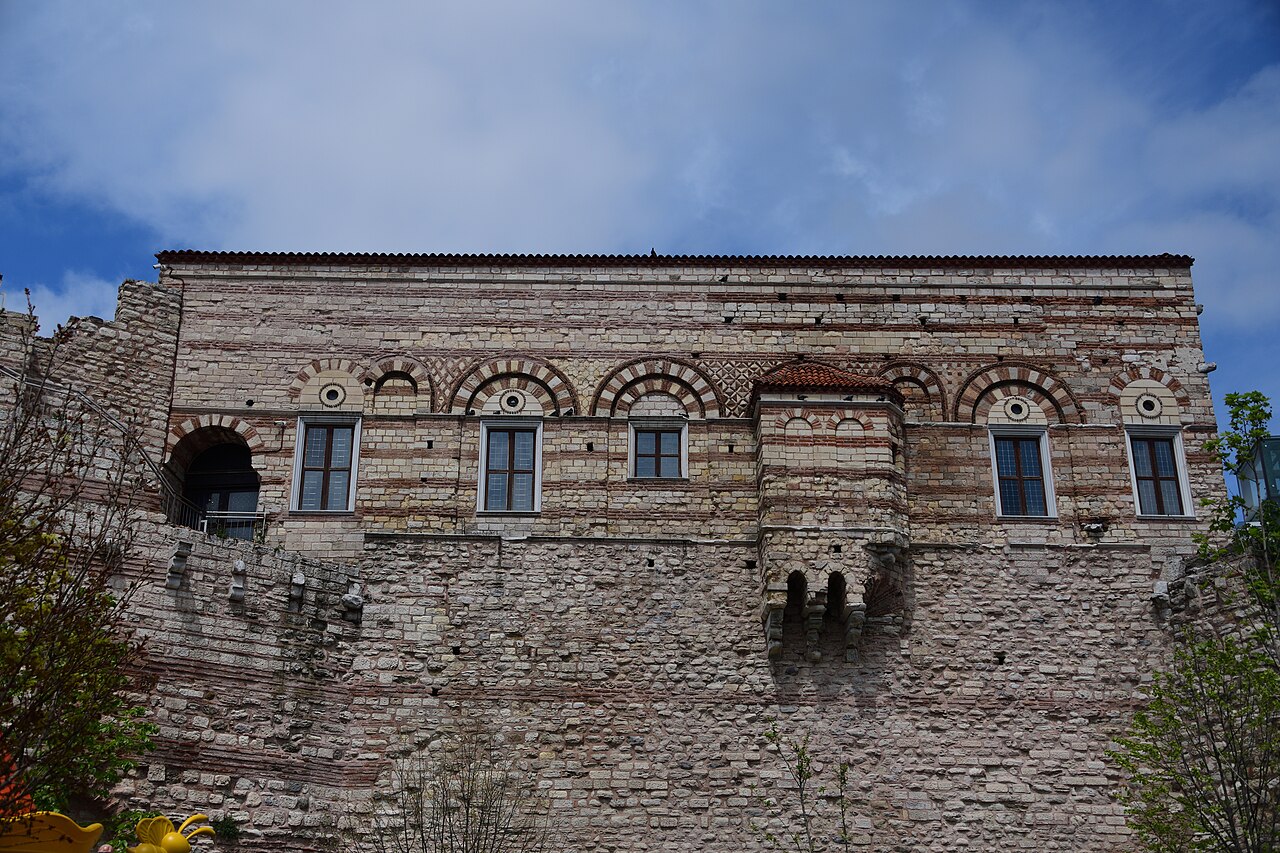The link with the walls