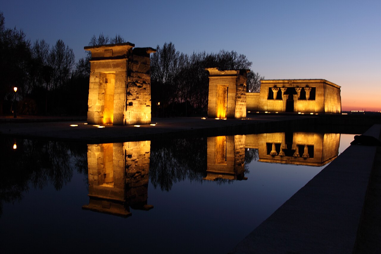 Le temple de Debod illuminé et son bassin à la tombée de la nuit