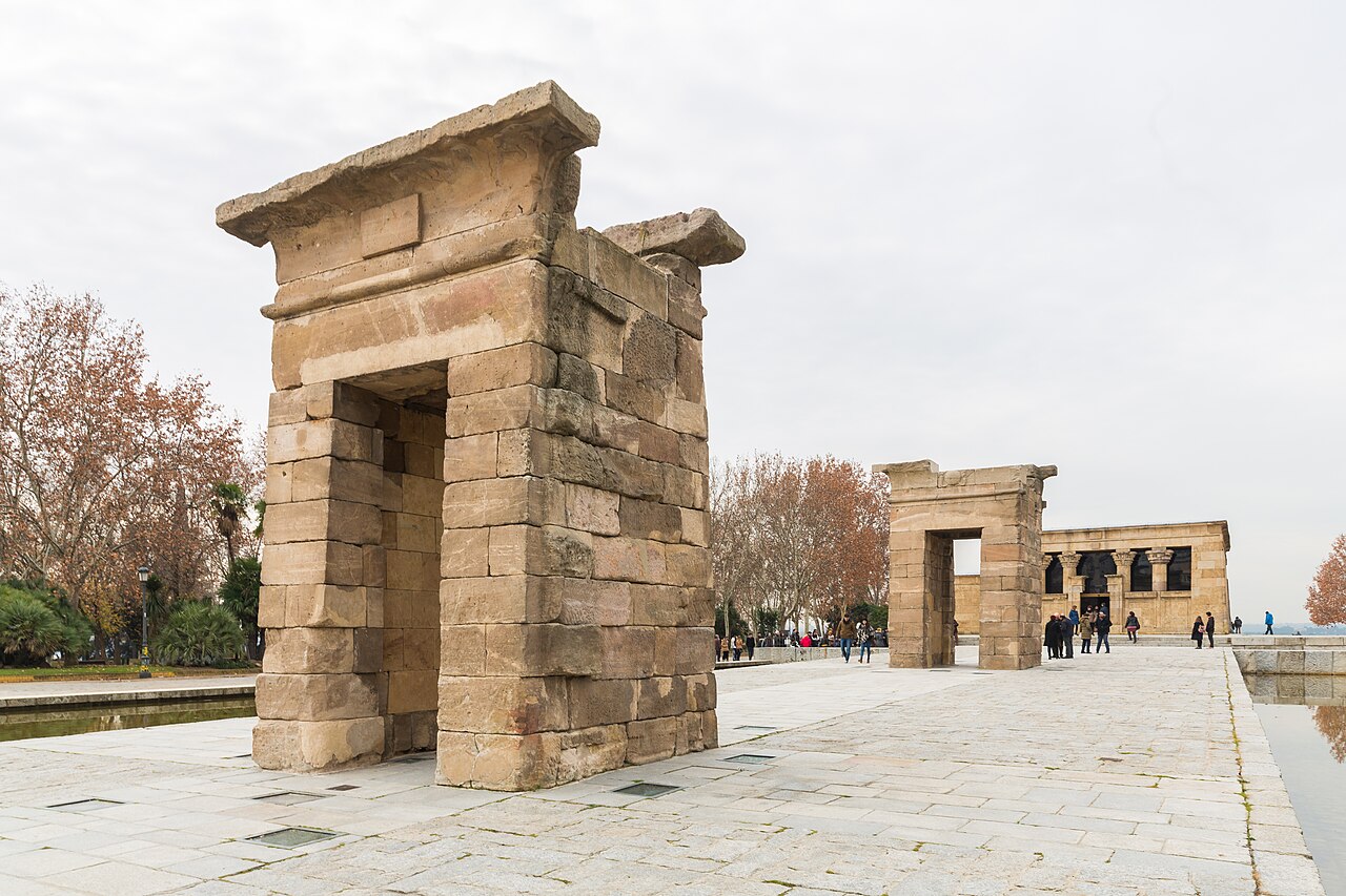 Les portes du temple de Debod, dans le parc de l'Oeste