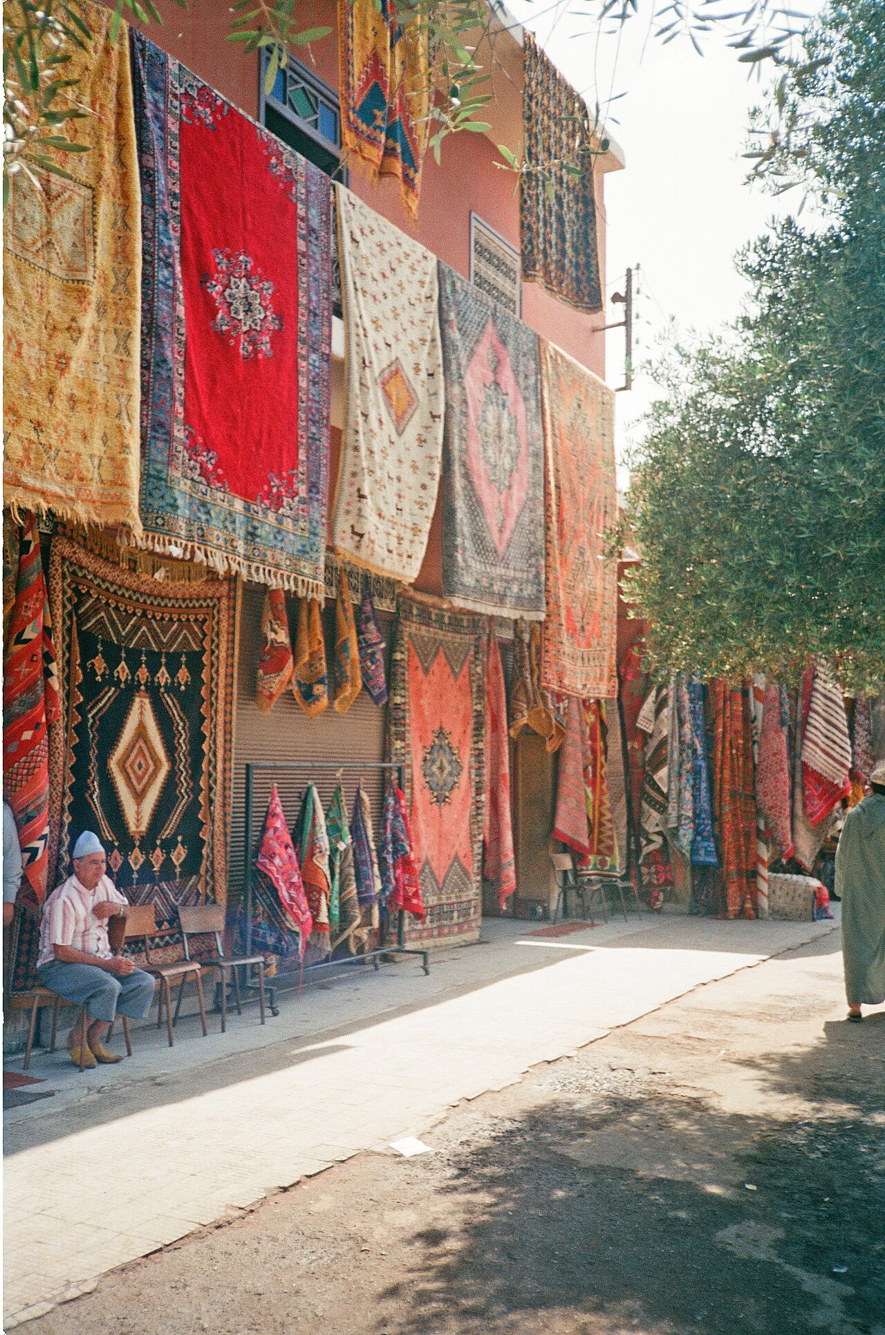 Tapis suspendus devant les boutiques d'un souk de Marrakech