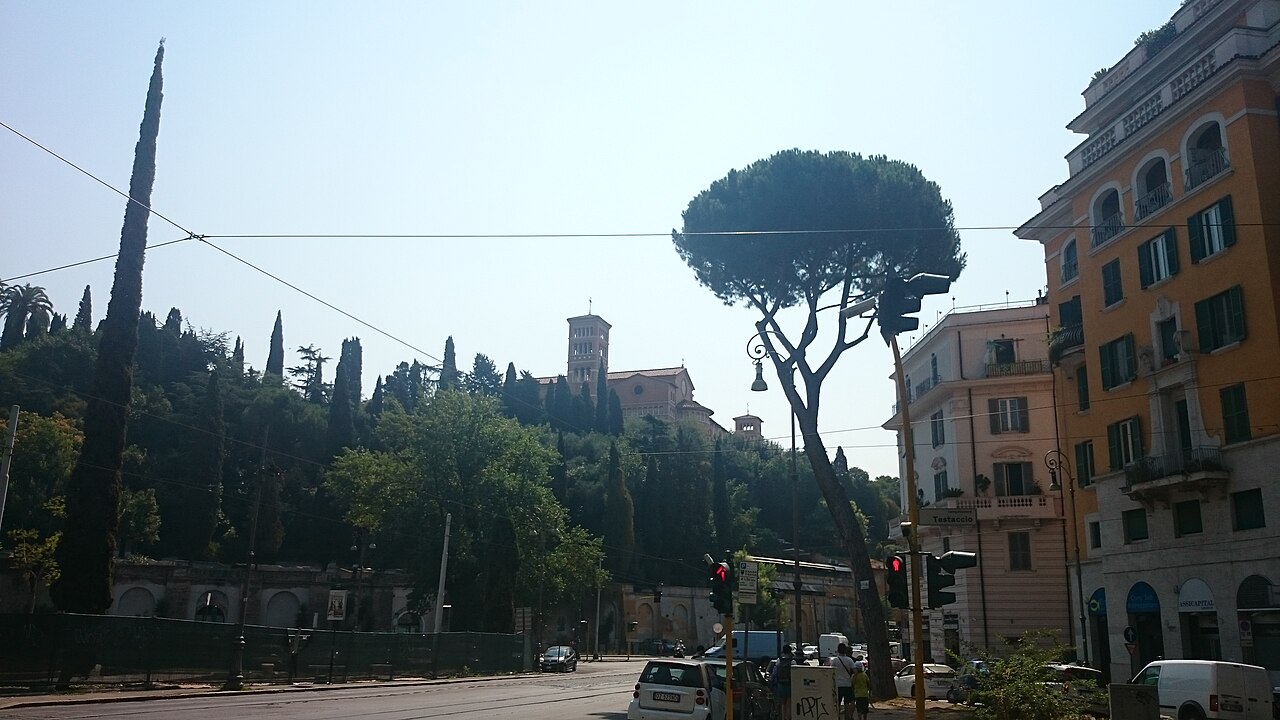 Le Testaccio avec, au fond, la colline de l'Aventin