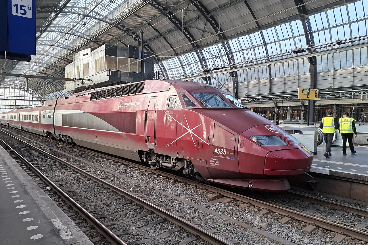 Eurostar rouge à quai sous la verrière d'Amsterdam Centraal