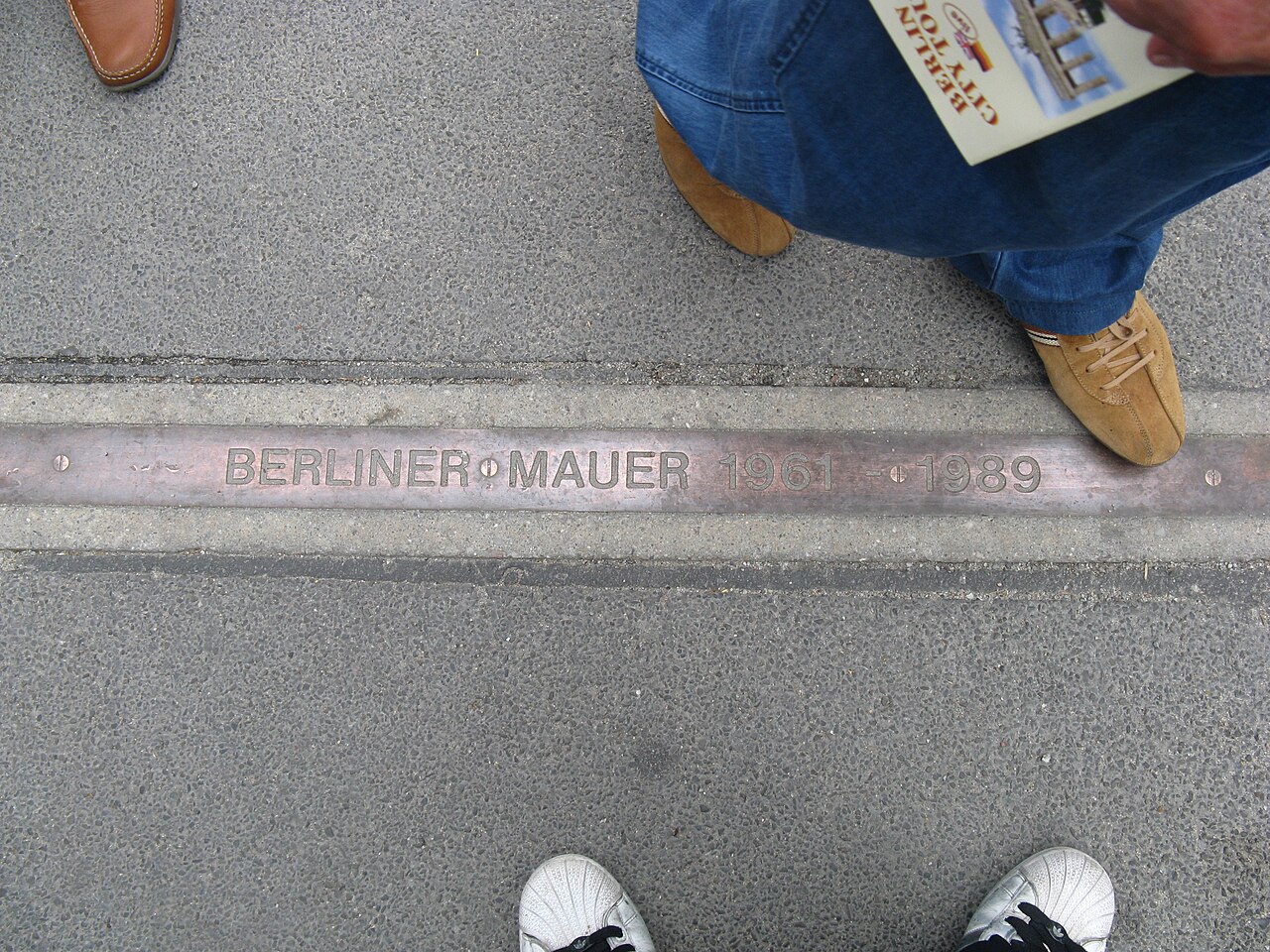Plaque « Berliner Mauer 1961-1989 » scellée dans le trottoir, sur le tracé du Mur