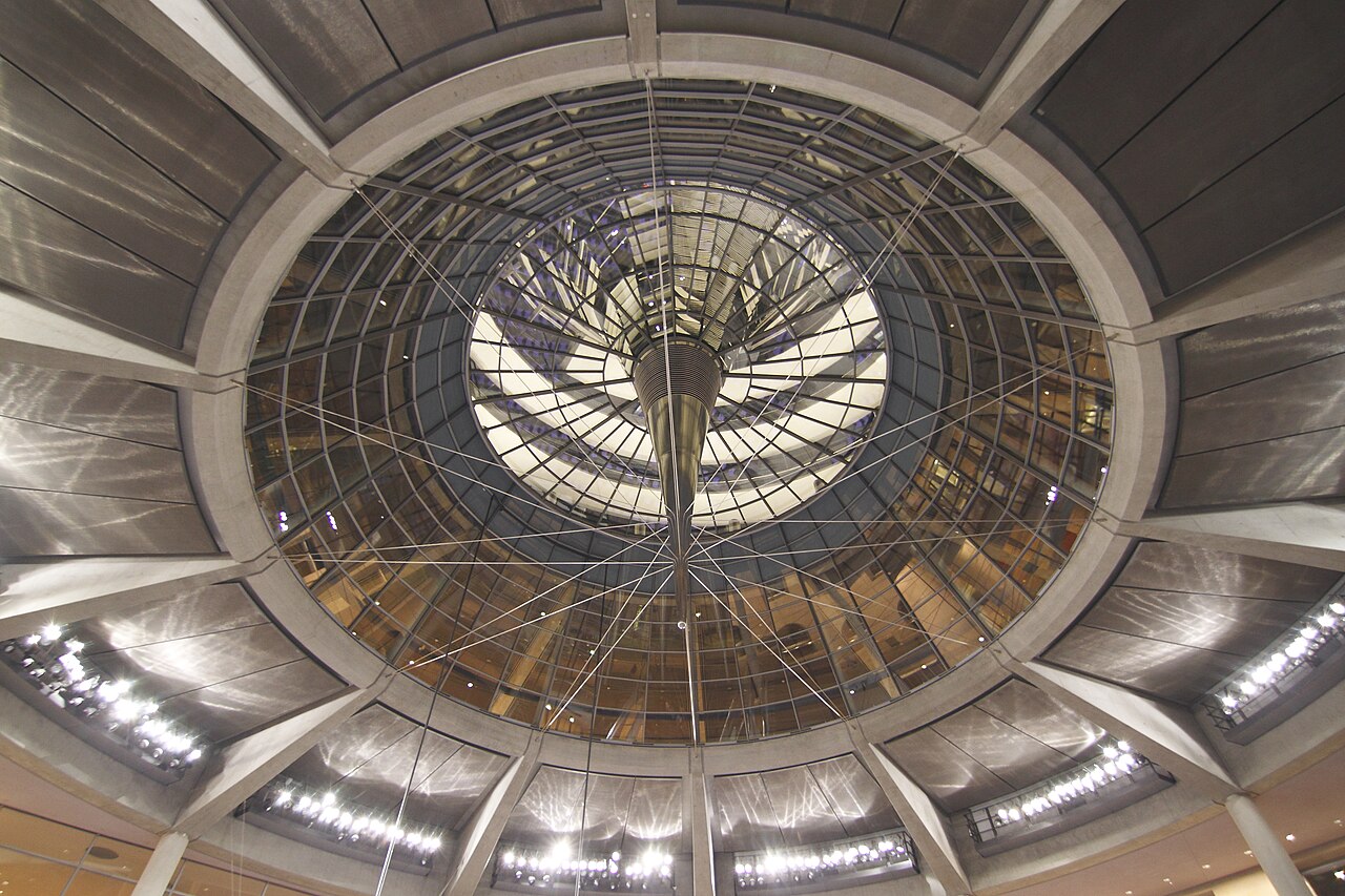 La coupole de verre du Reichstag vue de l'intérieur