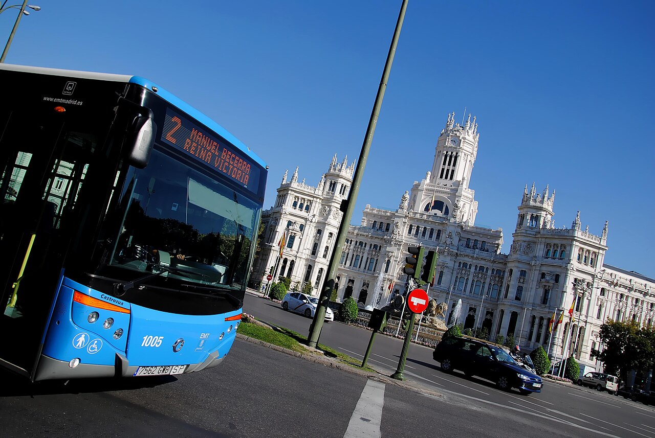 Bus rouge de l'EMT dans une rue de Madrid