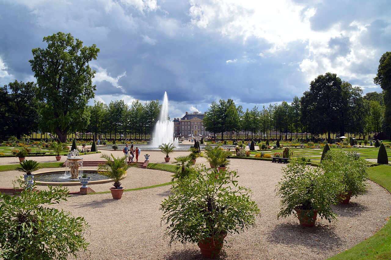 De barokke tuinen en de fontein van Paleis Het Loo in Apeldoorn
