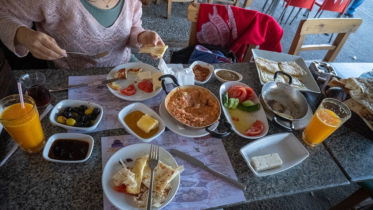 Petit-déjeuner turc avec menemen, fromages, olives et pain