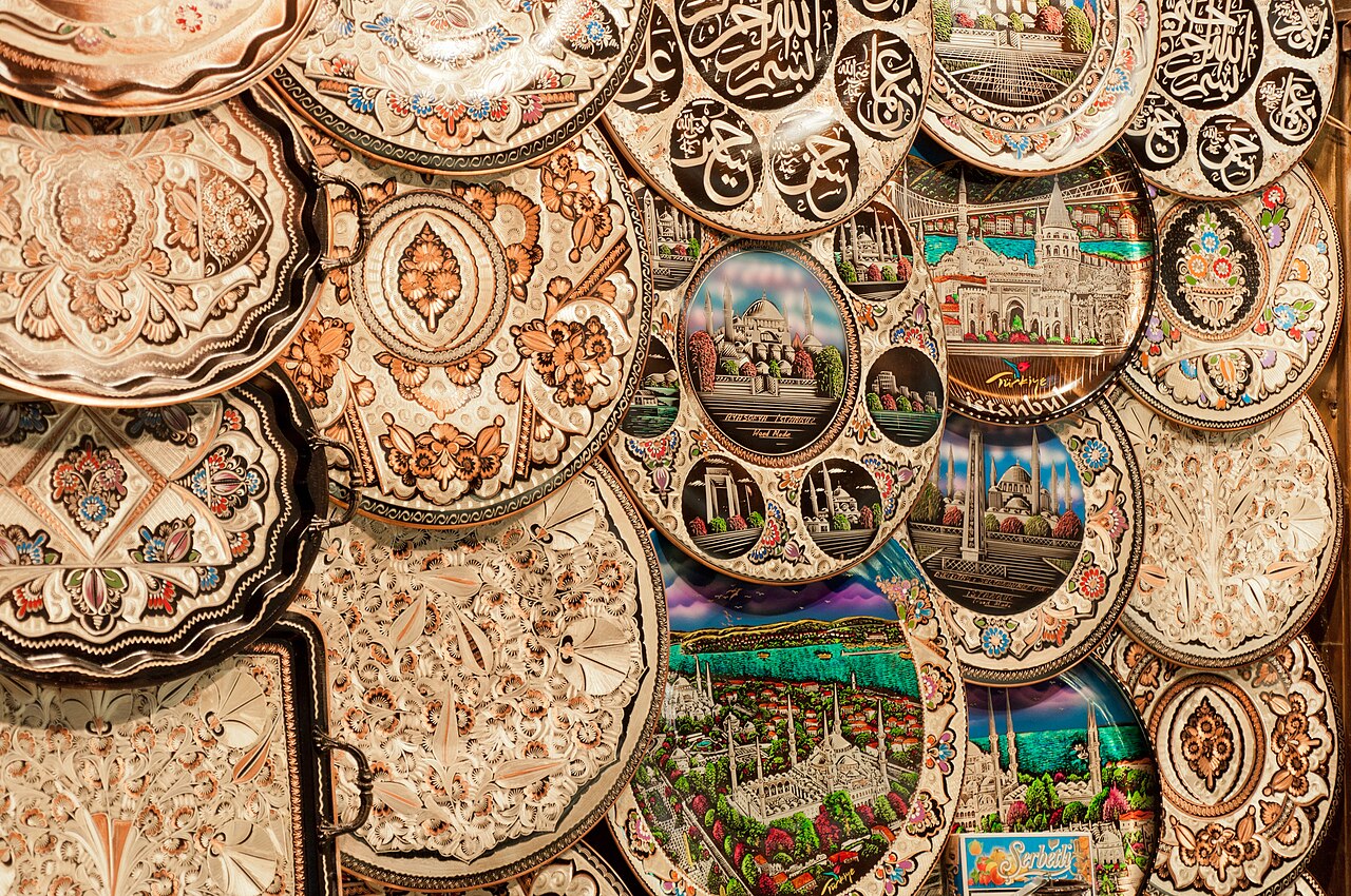 Assiettes décoratives peintes et ciselées exposées dans une boutique
