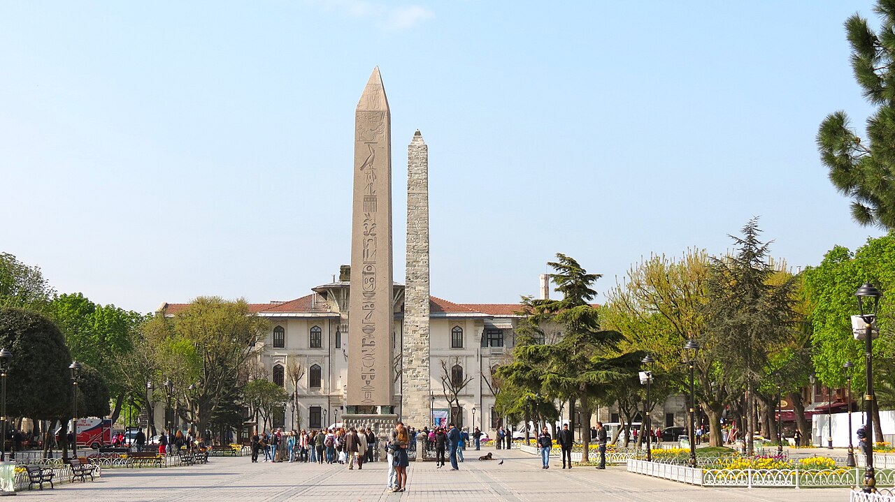 Hippodrome de Constantinople (place Sultanahmet) : obélisques et colonnes