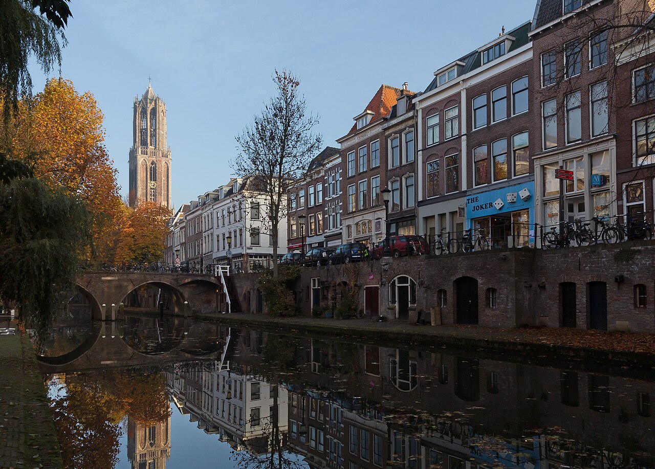 Le Domtoren d'Utrecht vu depuis l'Oudegracht en automne