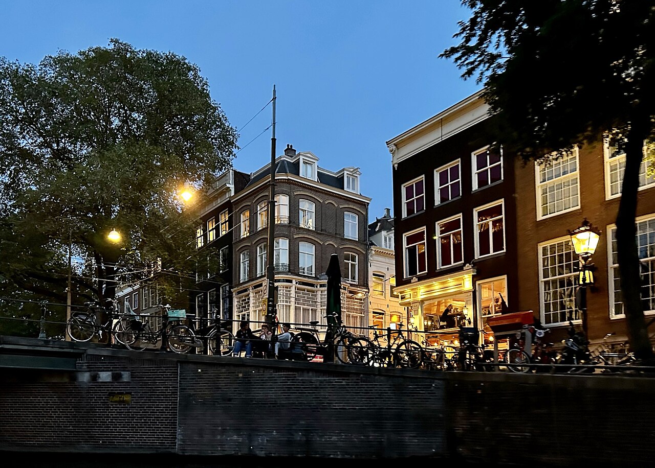 Café au coin de l'Utrechtsestraat et du Herengracht le soir