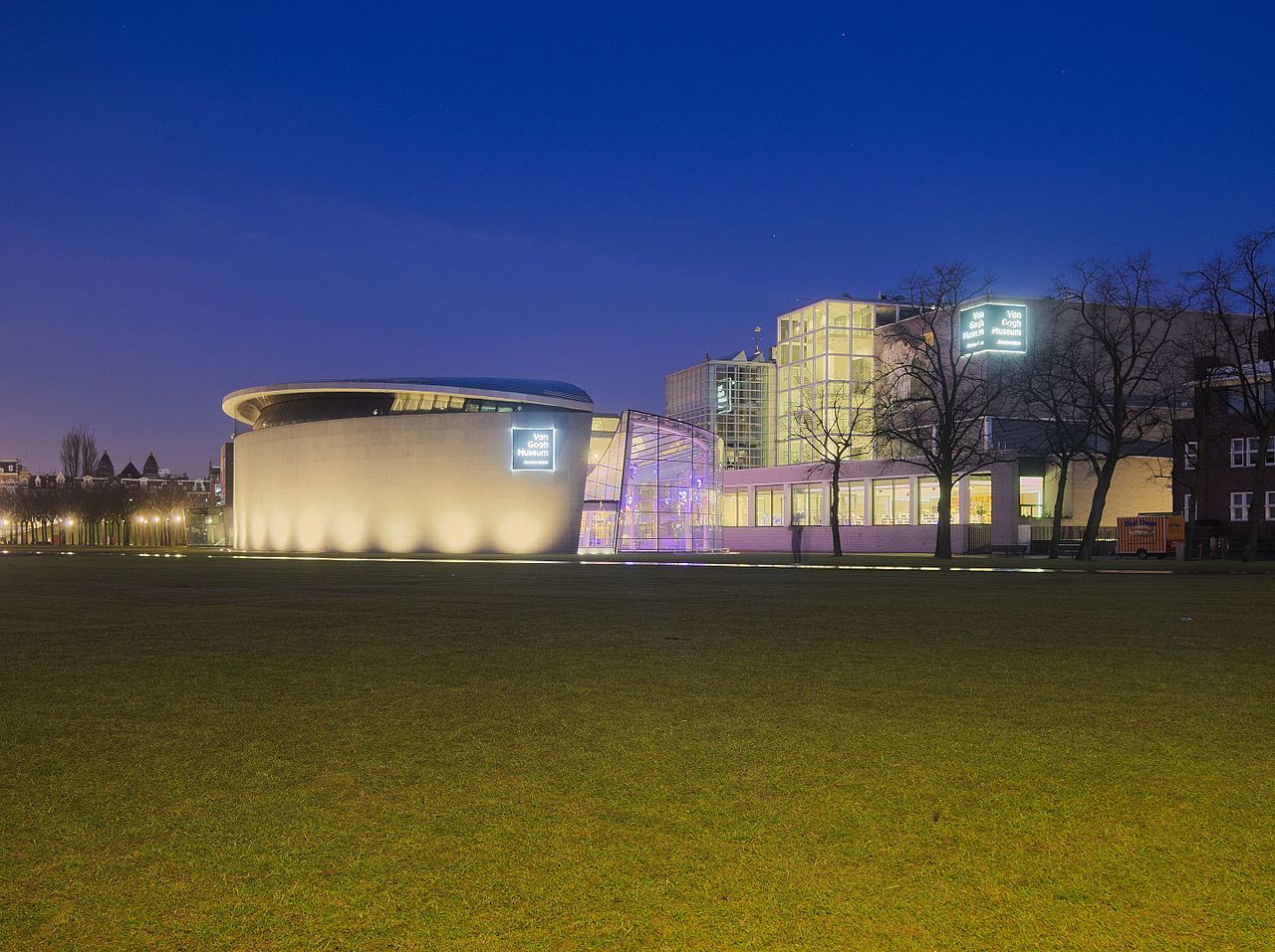 Le musée Van Gogh au crépuscule sur le Museumplein