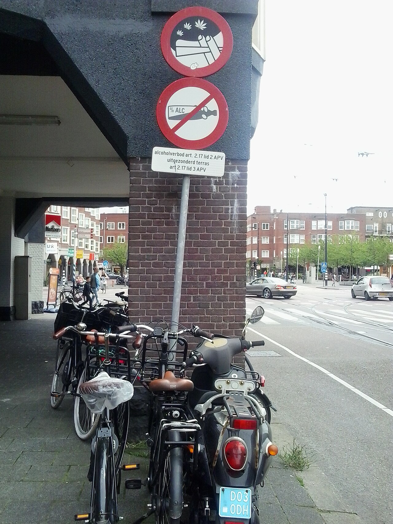 Señales de prohibición de fumar cannabis y de beber alcohol en una pared de Ámsterdam