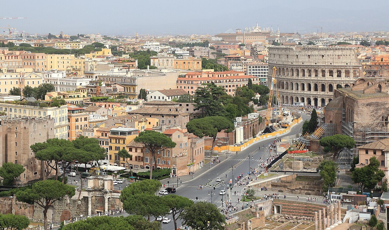 La via dei Fori Imperiali vue du Vittoriano, avec le Colisée au fond