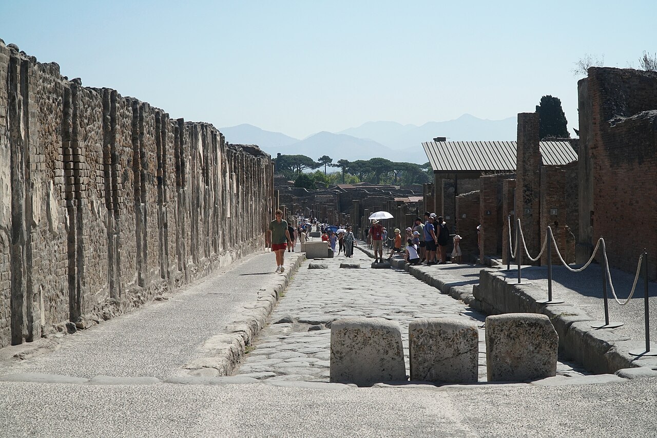 Via dell'Abbondanza, Pompeii's main shopping street