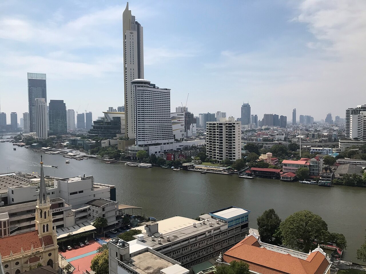 Vue du fleuve Chao Phraya depuis Talat Noi, avec le clocher de l'église du Saint-Rosaire