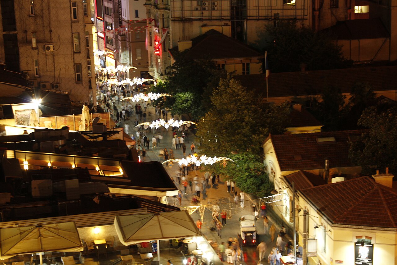 L'avenue İstiklal illuminée le soir, vue d'en haut