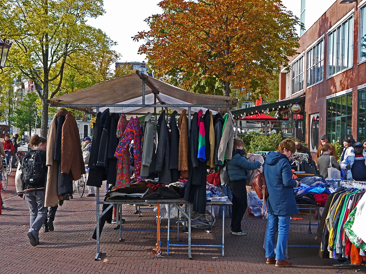 Stands de vêtements d'occasion au marché du Waterlooplein