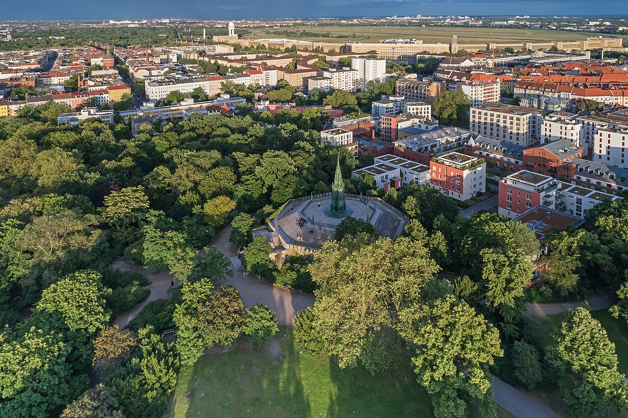 Le Viktoriapark et le monument national au sommet du Kreuzberg