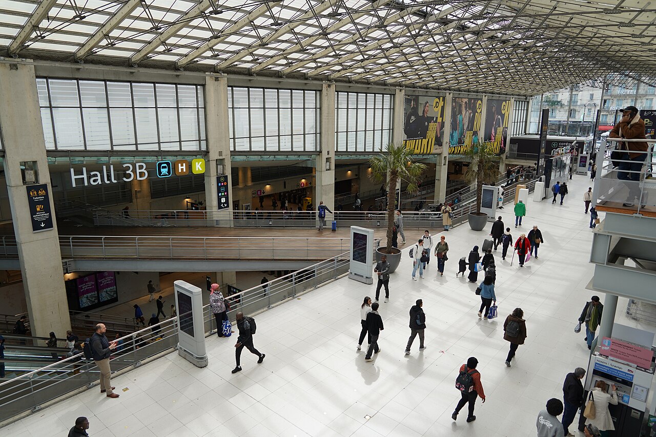 위에서 내려다본 파리 북역(Gare du Nord) 대합실