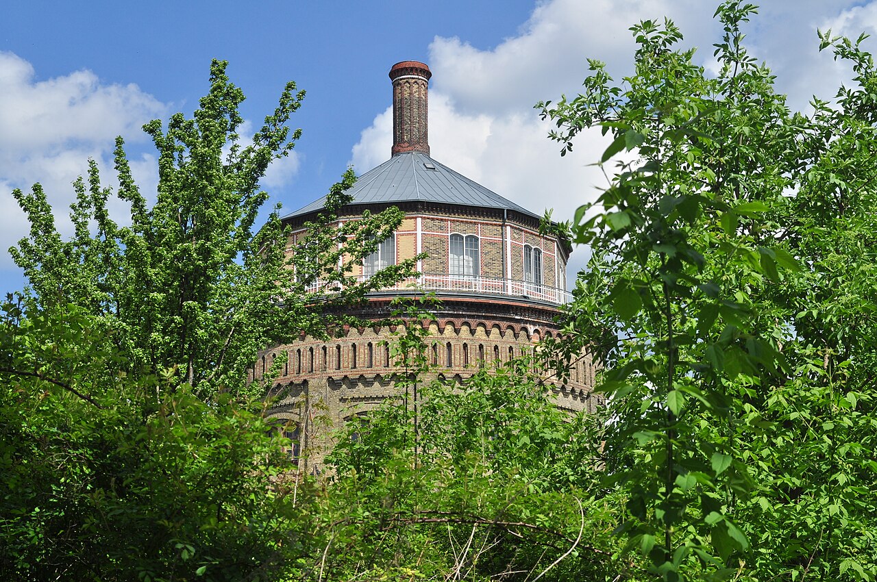 Le château d'eau de Prenzlauer Berg au milieu des arbres