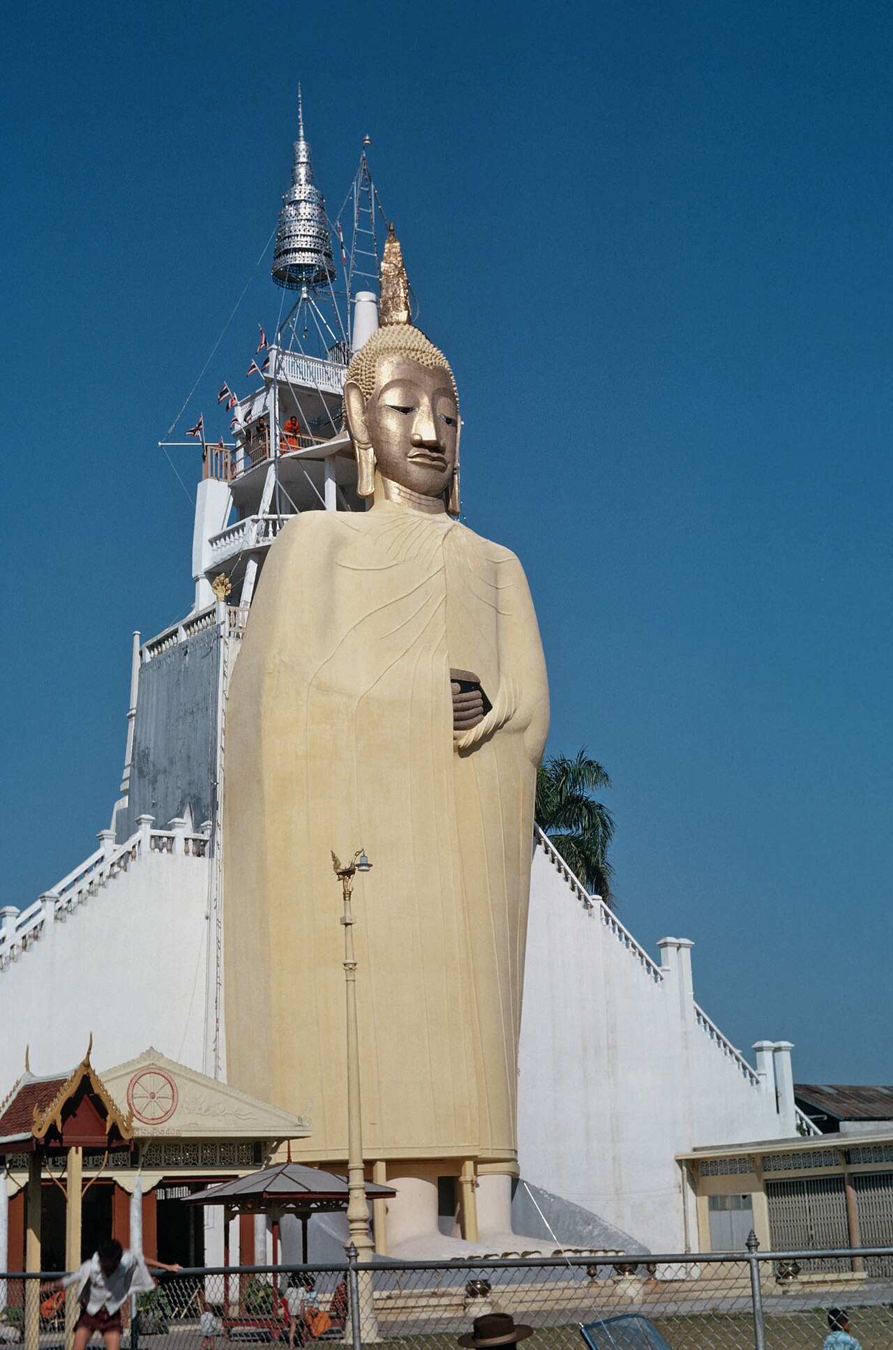 Wat Intharawihan: Bangkok's Giant Standing Buddha
