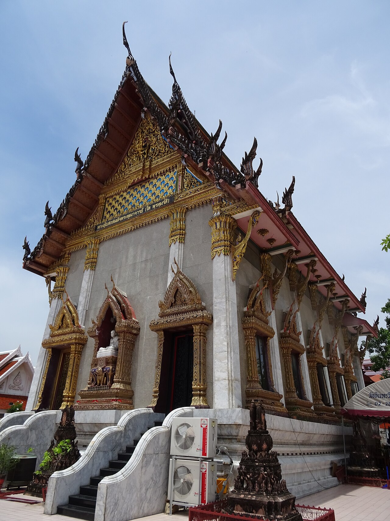 Wat Intharawihan: Bangkok's Giant Standing Buddha