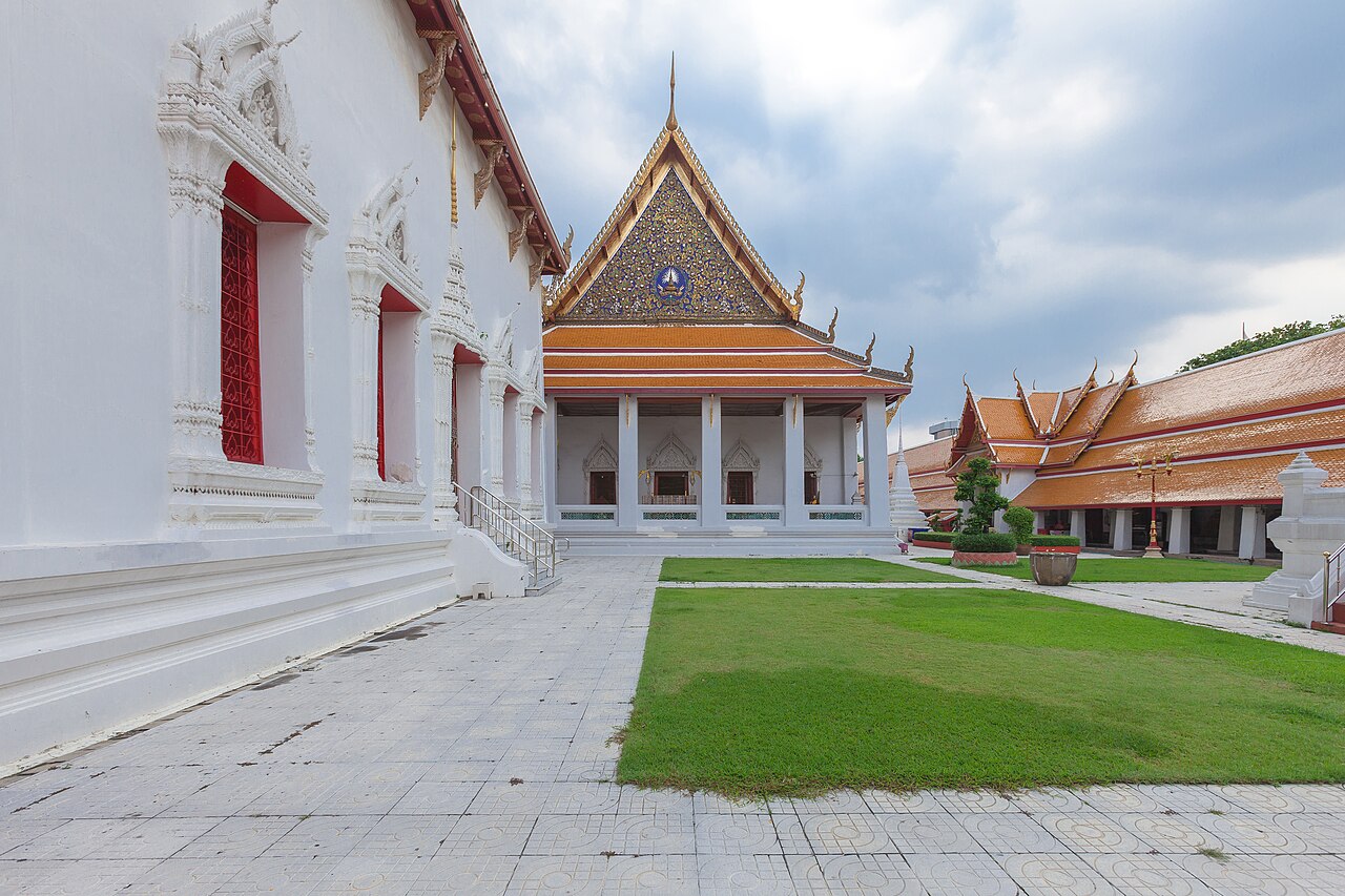 Wat Mahathat: meditation classes and the amulet market in Bangkok