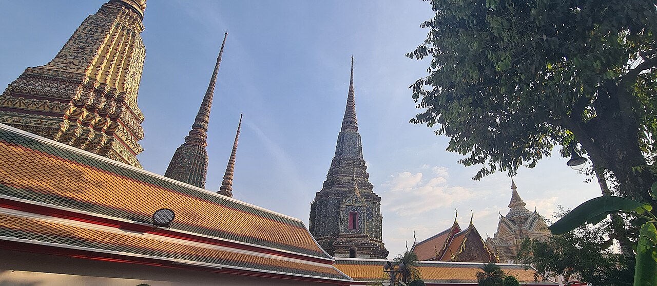 Les grands chedis royaux et le toit d'un vihan au Wat Pho