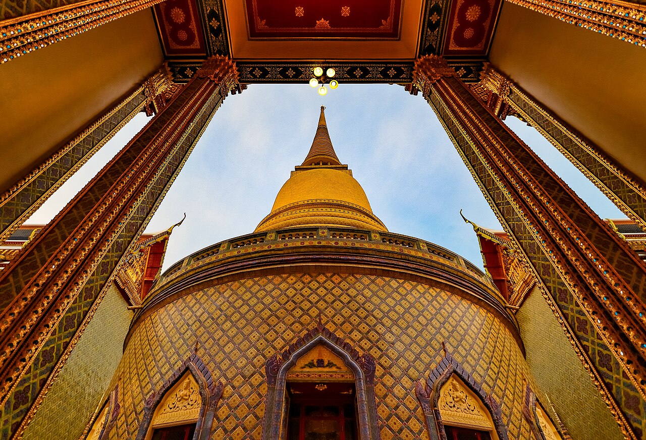 Wat Ratchabophit: Bangkok's ceramic-tiled temple