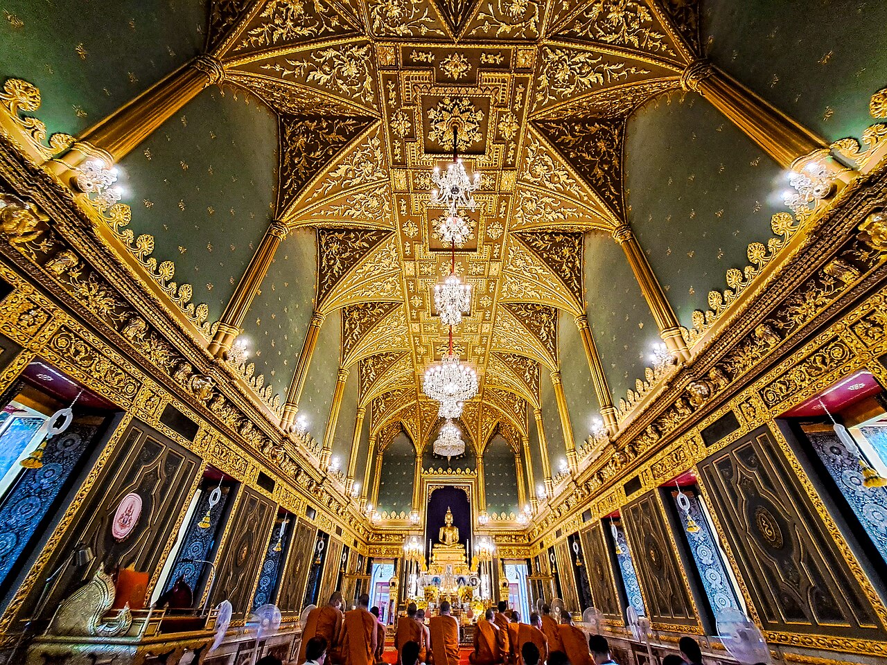 Wat Ratchabophit: Bangkok's ceramic-tiled temple