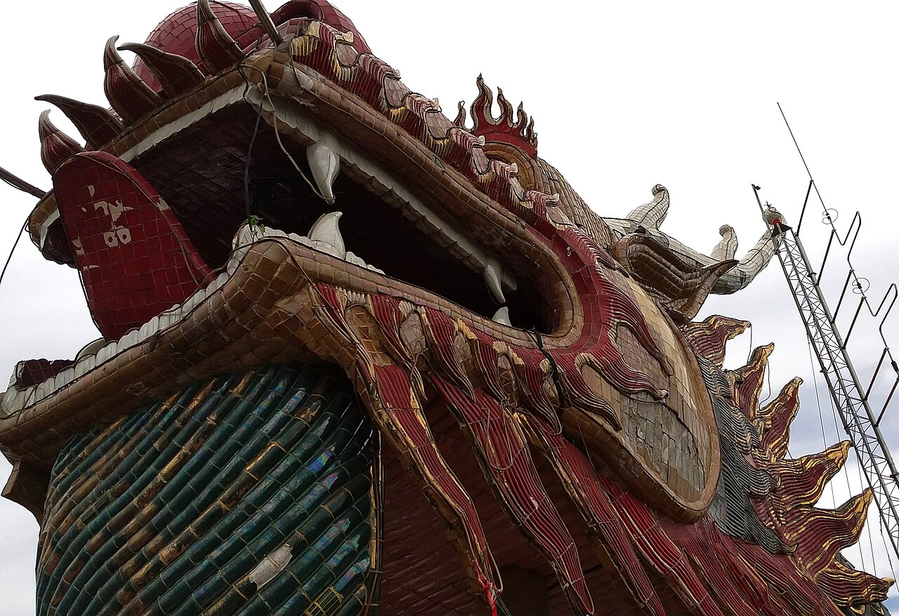 Nakhon Pathom: Phra Pathom Chedi and the Wat Samphran dragon temple