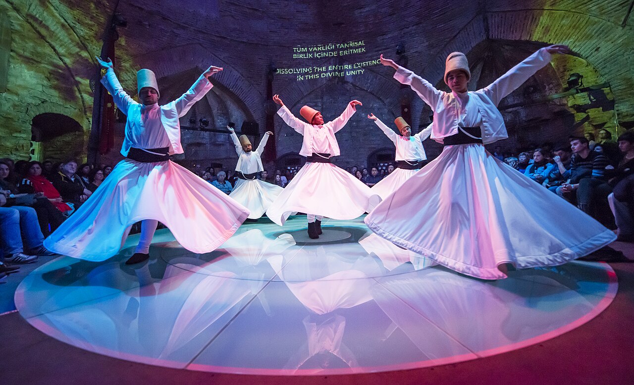 Les derviches tourneurs sous la coupole du centre culturel Hodjapasha