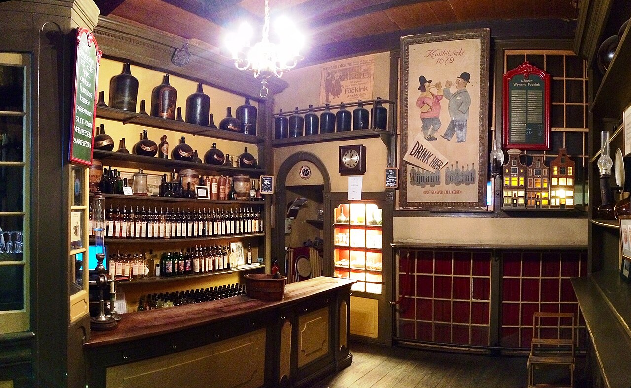 De bar en de flessen van het proeflokaal Wynand Fockink