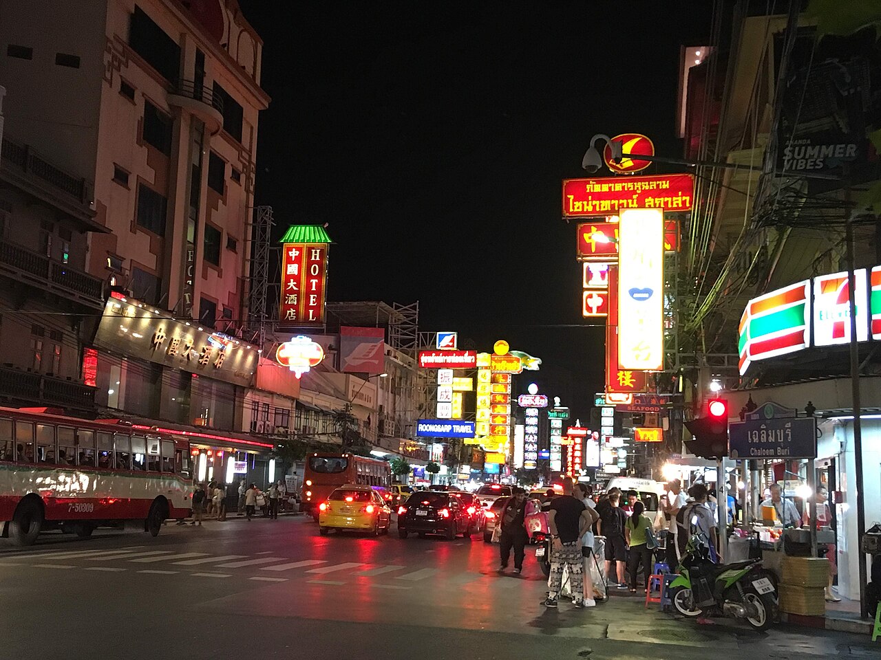 Yaowarat Road et ses enseignes lumineuses, la nuit