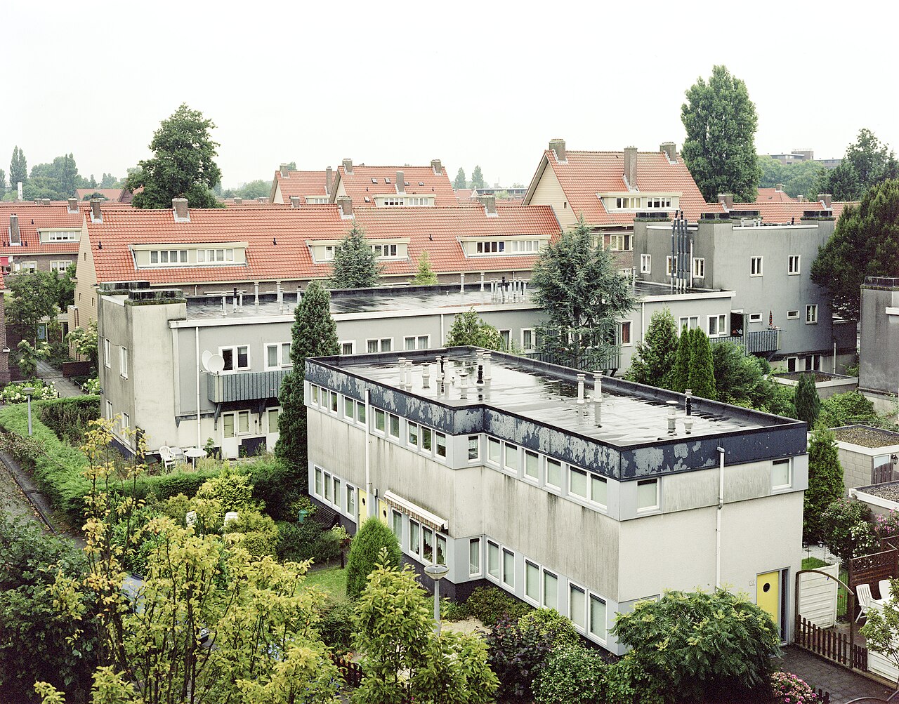De betonnen huizen aan het Zuivelplein, in Betondorp